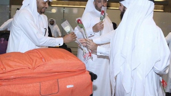 شاهد.. أول فوج من حجاج قطر يصل للسعودية لأداء مناسك الحج