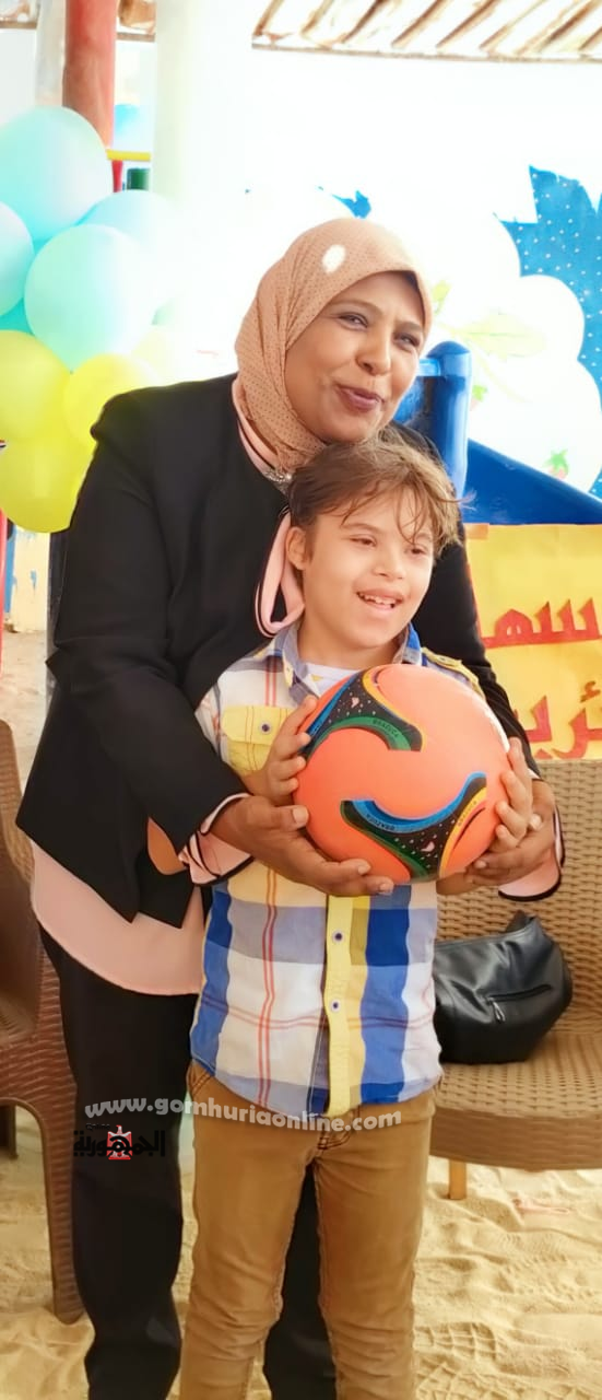 الدكتوره رحاب جابر مع أحد الطالبات من ذوى الهمم