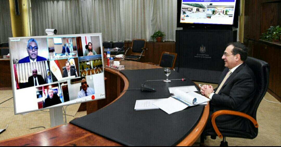وزير البترول يترأس الاجتماع عبر الفيديو كونفرانس 