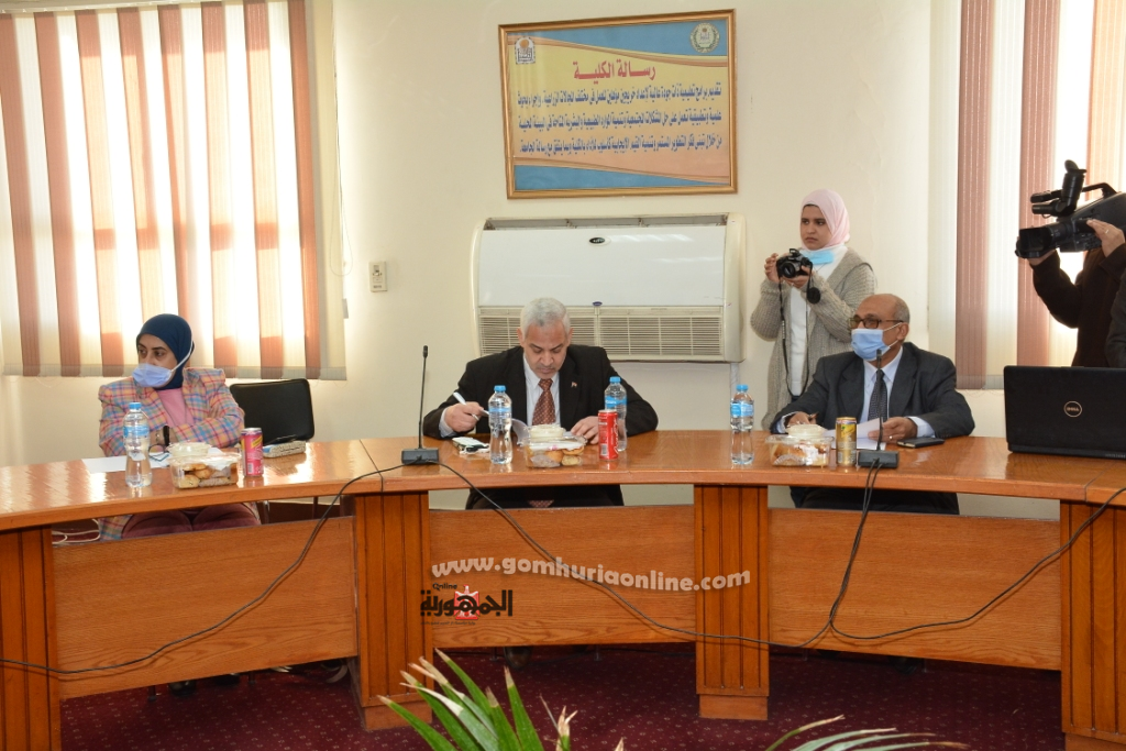 نائب رئيس جامعة أسيوط تترأس اجتماع لجنة المختبرات والأجهزة العلمية بكلية الزراعة وجولة تفقدية لمعامل الكلية