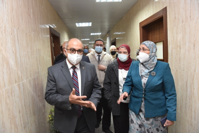رئيس جامعة أسيوط يؤكد على  ضرورة تكامل جهود جميع الأقسام الطبية 