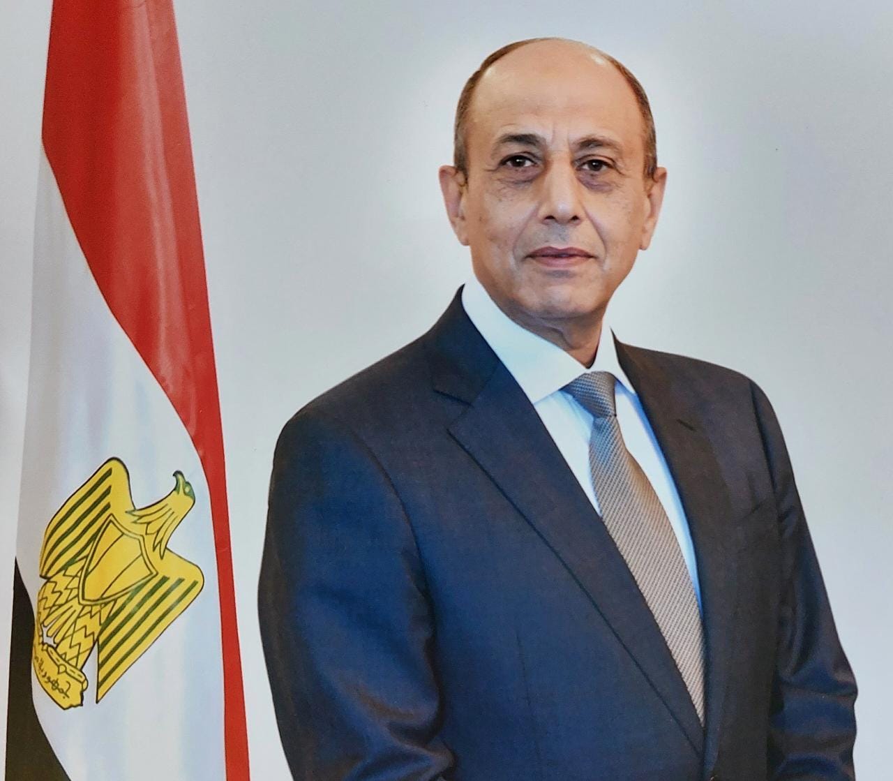 الفريق طيار محمد عباس حلمي وزير الطيران