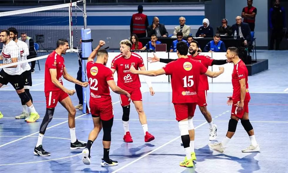 الخطيب يهنئ رجال طائرة الأهلى بعد التتويج بكأس السوبر 