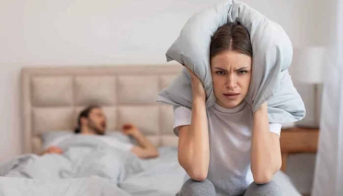 لماذا لا يستيقظ من يشخر رغم الضجيج؟ طبيب يفسّر سر "تجاهل الدماغ" للصوت 