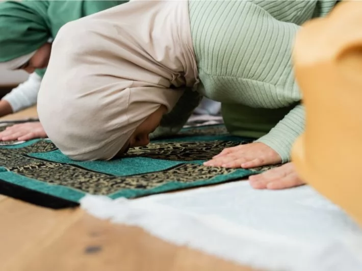 المفتي يوضح..حكم تيمّم المرأة التي تضع المكياج 