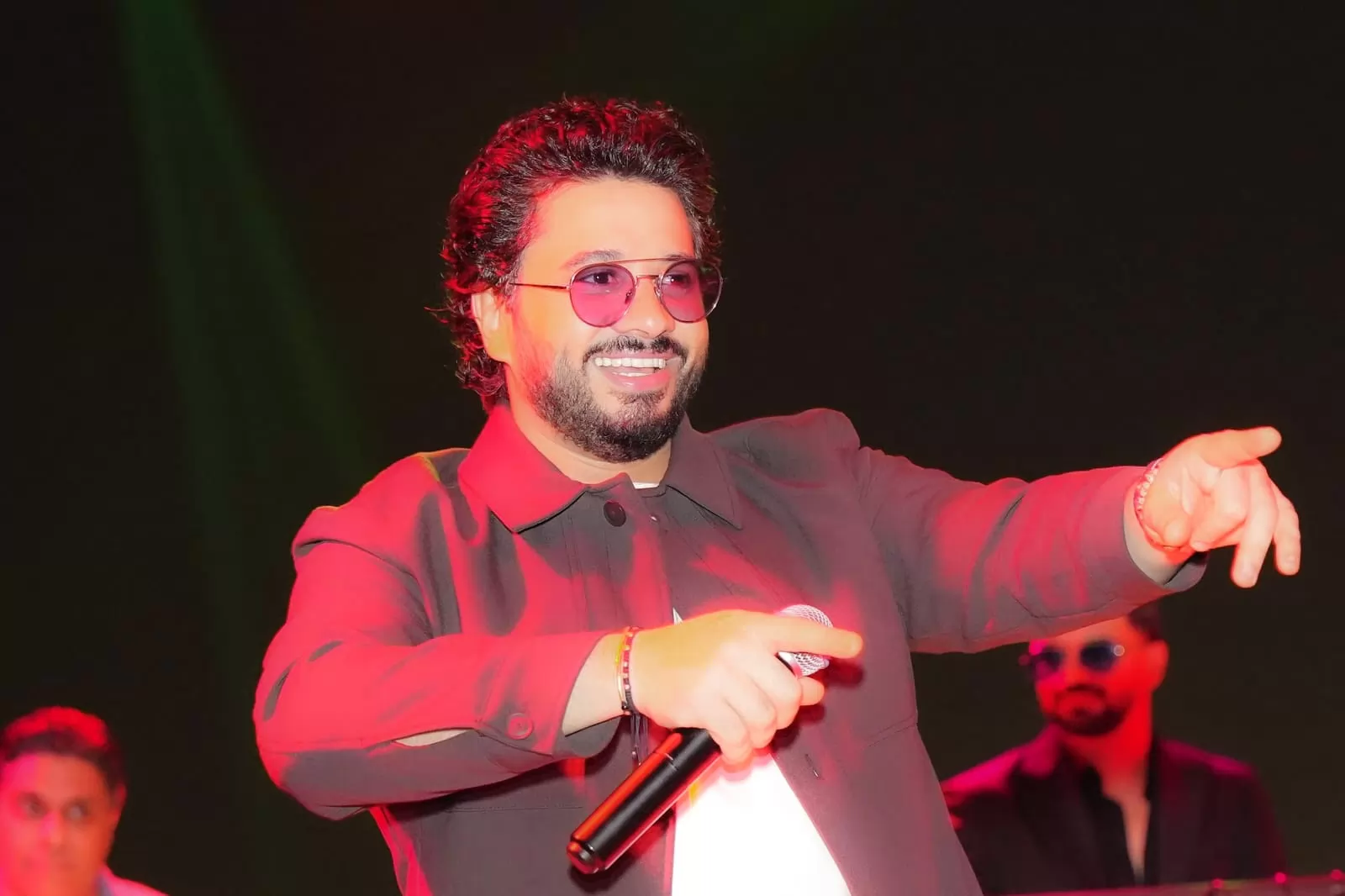 مصطفى حجاج يشعل حفل كامل العدد على شاطئ جدة السعودية 