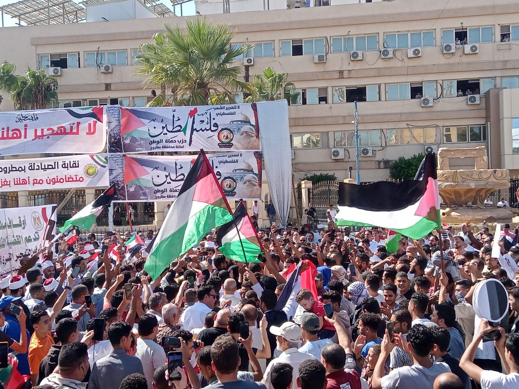 جموع اهالي مطروح تخرج تضامنا مع غزة والقضية الفلسطينية 