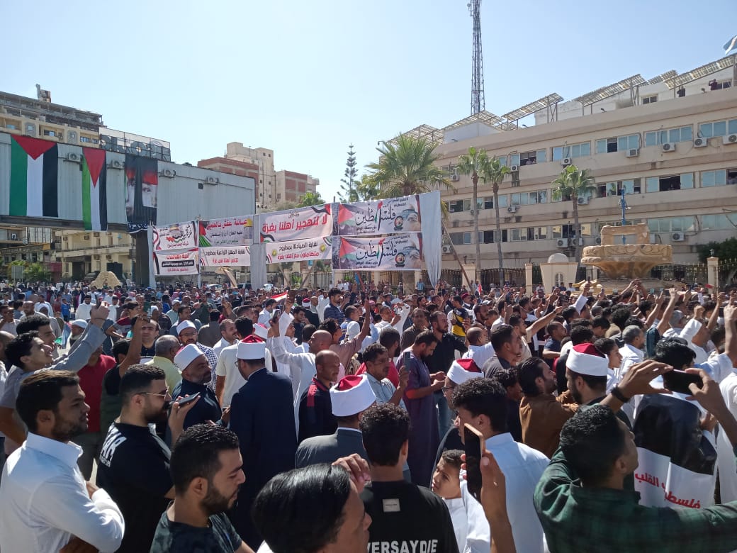 جموع اهالي مطروح تخرج تضامنا مع غزة والقضية الفلسطينية 