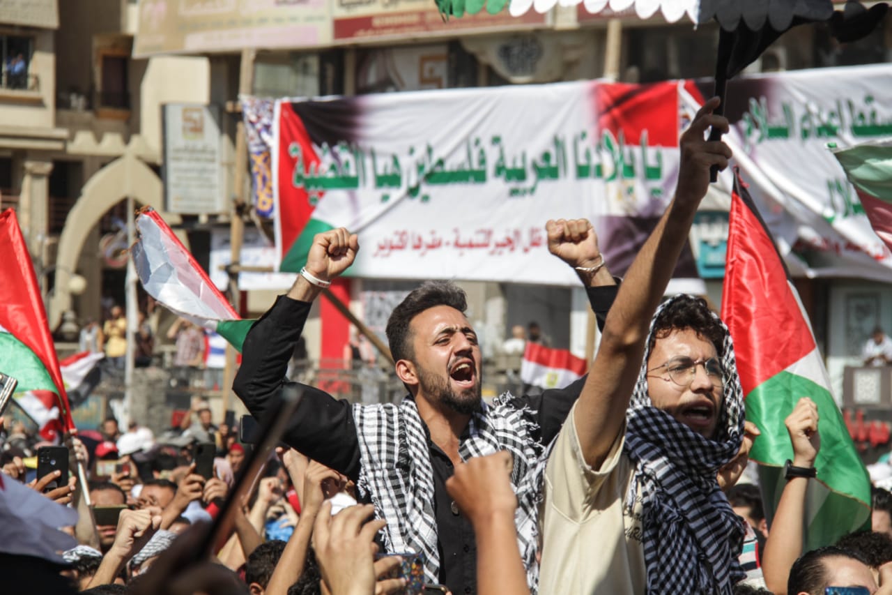 سيناء مصرية إلى الأبد .. هتافات الآلاف بميدان الحصرى 