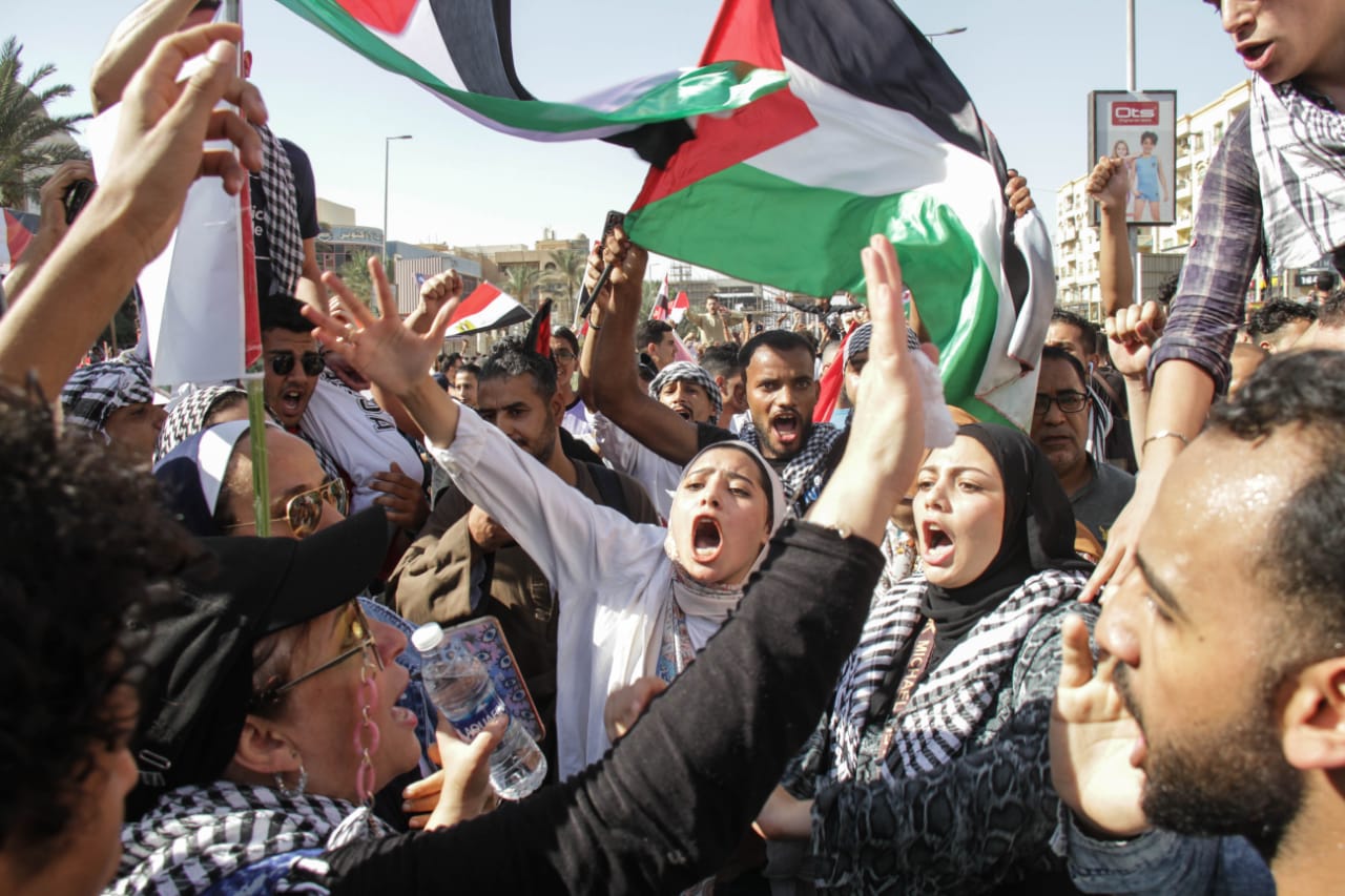 سيناء مصرية إلى الأبد .. هتافات الآلاف بميدان الحصرى 