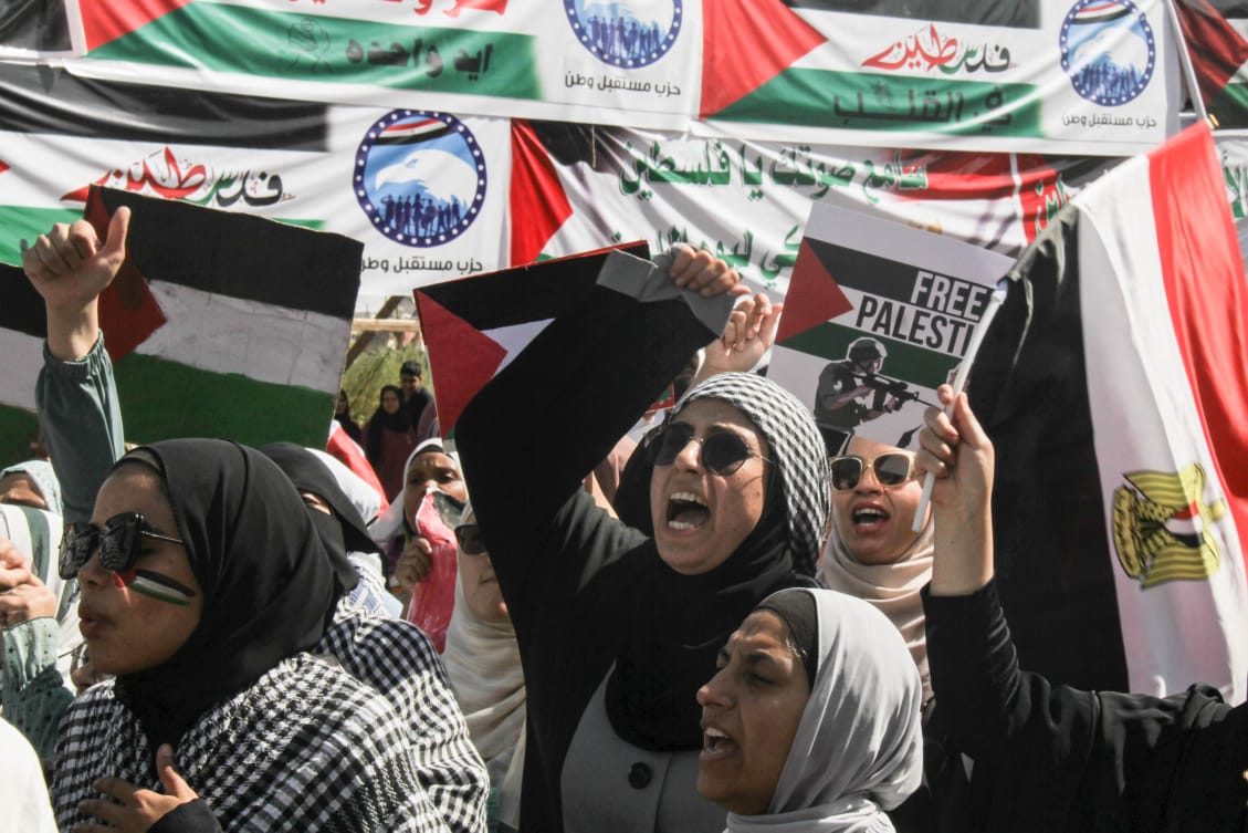 سيناء مصرية إلى الأبد .. هتافات الآلاف بميدان الحصرى 