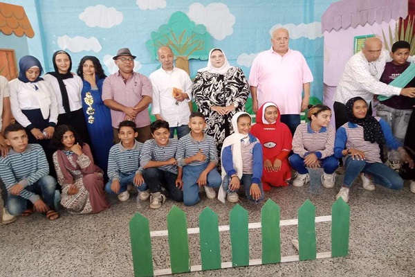 أبطال العرض في لقطة تذكارية مع الضيوف