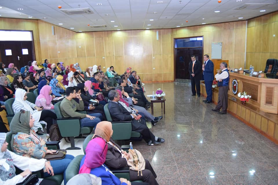 رئيس جامعة سوهاج يشهد المنتدي العلمي الثقافي..صور