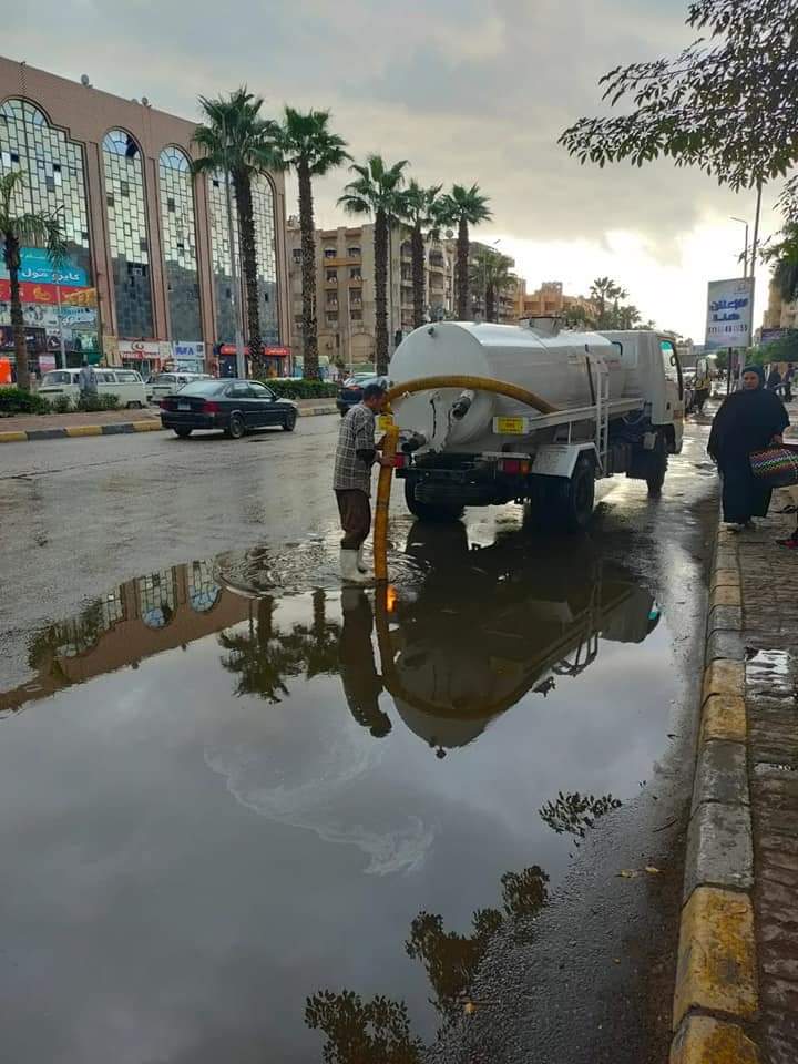 محافظ الجيزة يتابع مجهودات شفط مياه الأمطار بالأحياء والمراكز