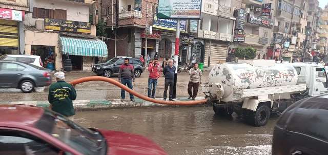 شوارع الشرقية تشهد تكثيفا لأعمال كسح مياه الأمطار وإزالة آثارها  