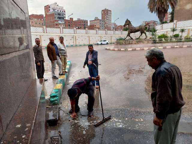 شوارع الشرقية تشهد تكثيفا لأعمال كسح مياه الأمطار وإزالة آثارها  