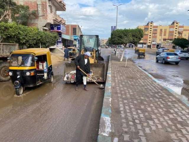 شوارع الشرقية تشهد تكثيفا لأعمال كسح مياه الأمطار وإزالة آثارها  