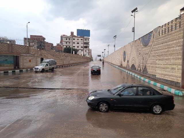 شوارع الشرقية تشهد تكثيفا لأعمال كسح مياه الأمطار وإزالة آثارها  