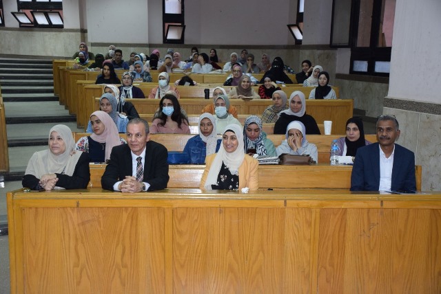 زيارة مفاجأة لرئيس جامعة حلوان فى أحد أهم منشآت الحرم الجامعى.. صور