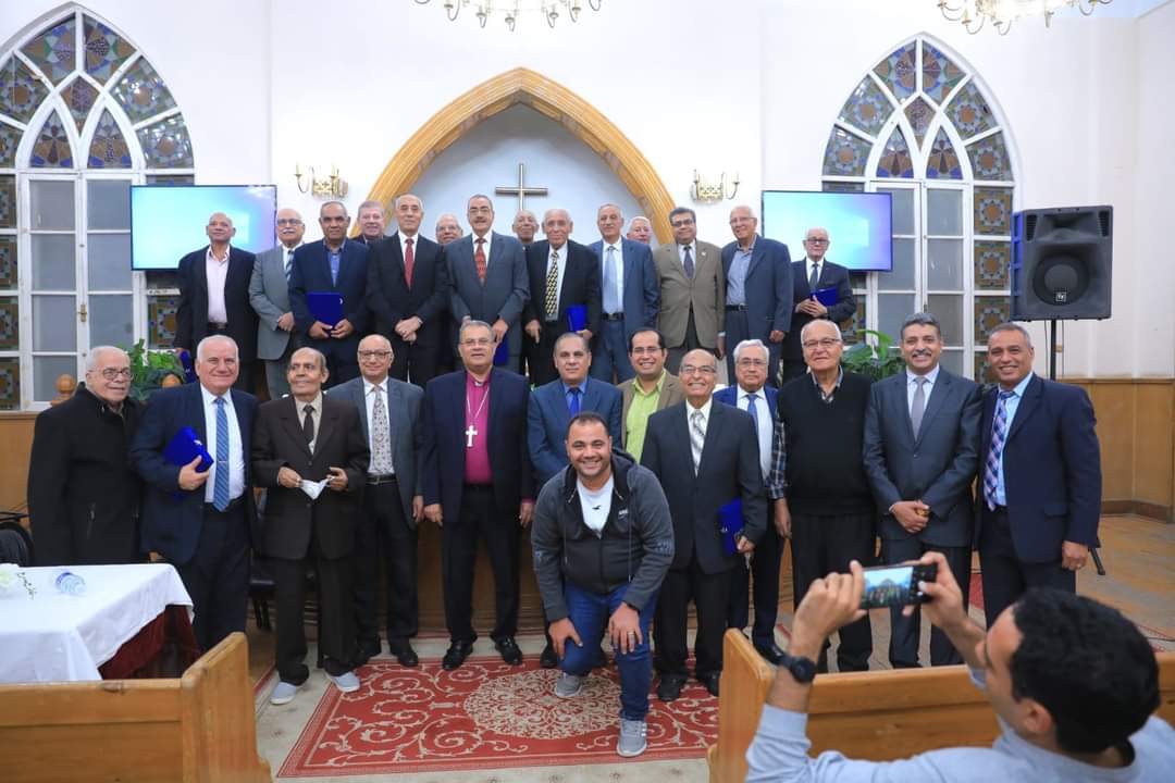 رئيس الطائفة الإنجيلية يشهد تكريم شيوخ وقسوس بكنيسة الملك الصالح 