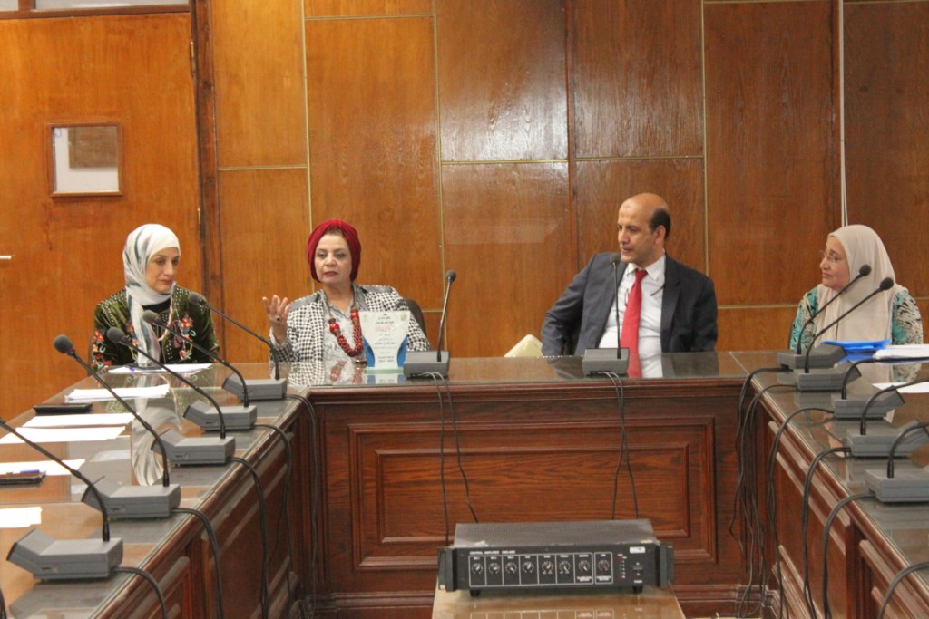 نائب رئيس الجامعة تتفقد الفعاليات البيئية بكلية طب الأسنان