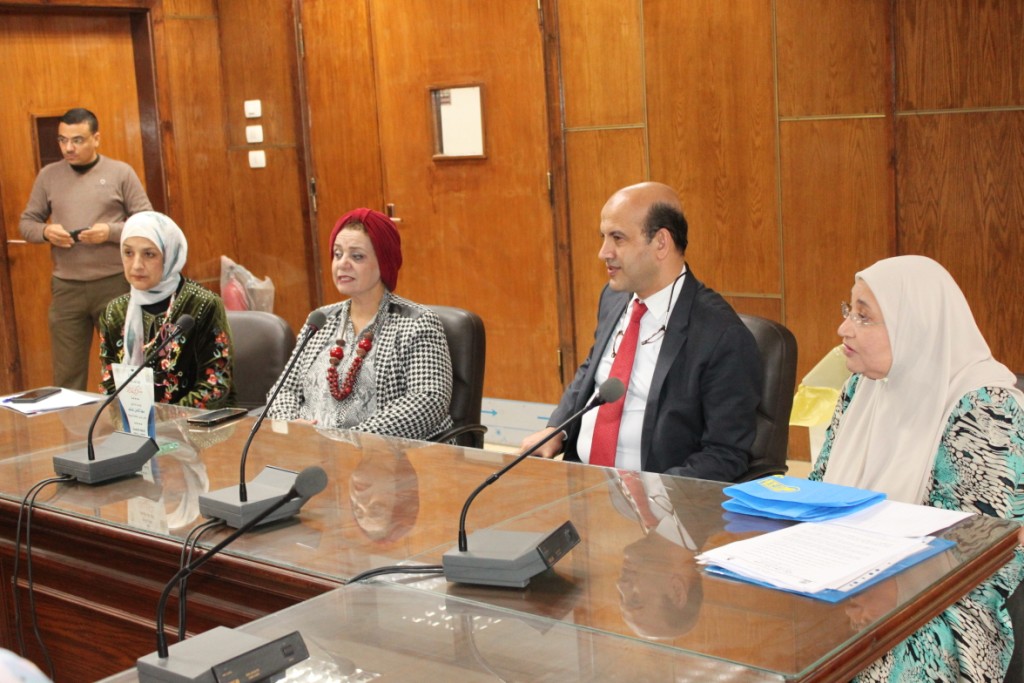 نائب رئيس الجامعة تتفقد الفعاليات البيئية بكلية طب الأسنان