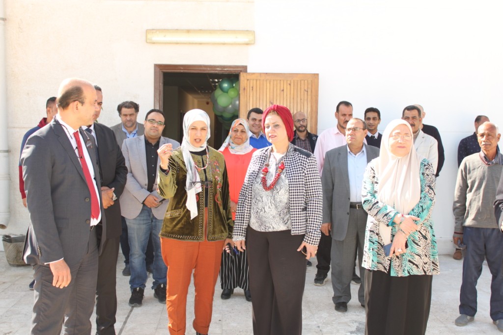 نائب رئيس الجامعة تتفقد الفعاليات البيئية بكلية طب الأسنان