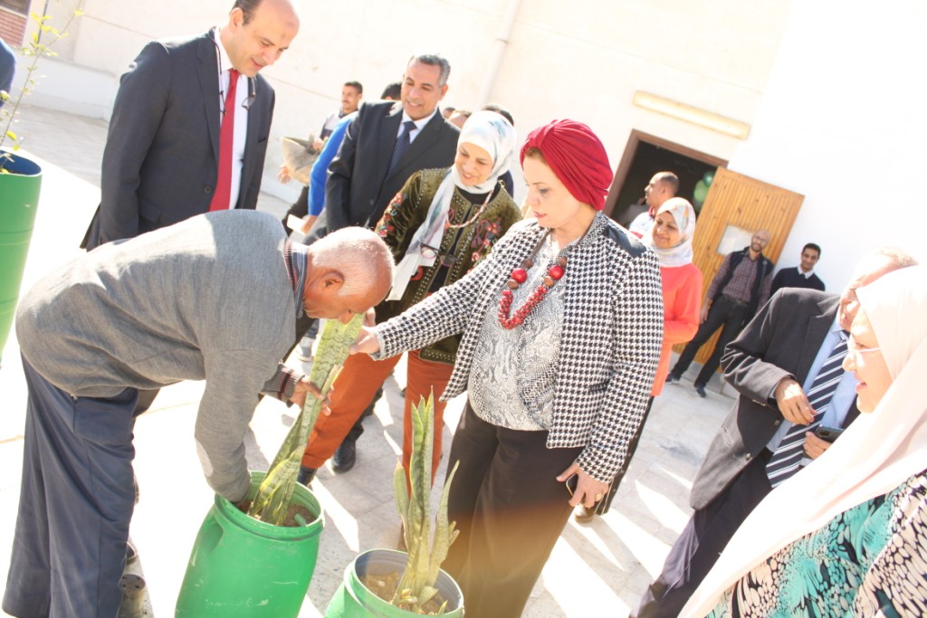 نائب رئيس الجامعة تتفقد الفعاليات البيئية بكلية طب الأسنان