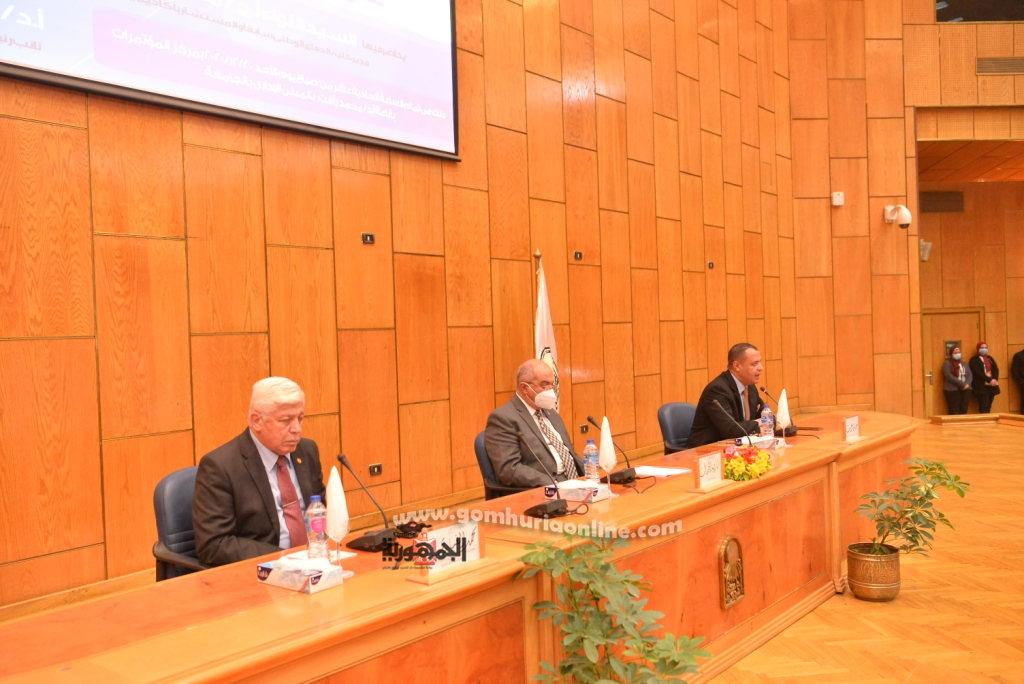 رئيس جامعة أسيوط يحذر الشباب من خطورة الانسياق وراء مستنقع شائعات السوشيال ميديا 