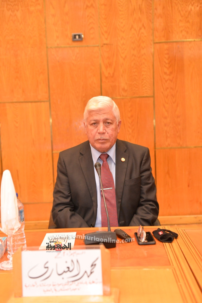 رئيس جامعة أسيوط يحذر الشباب من خطورة الانسياق وراء مستنقع شائعات السوشيال ميديا 