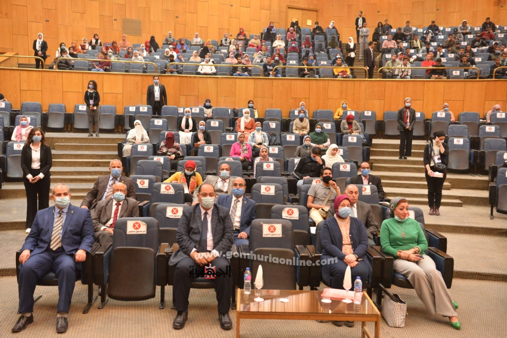 رئيس جامعة أسيوط يحذر الشباب من خطورة الانسياق وراء مستنقع شائعات السوشيال ميديا 