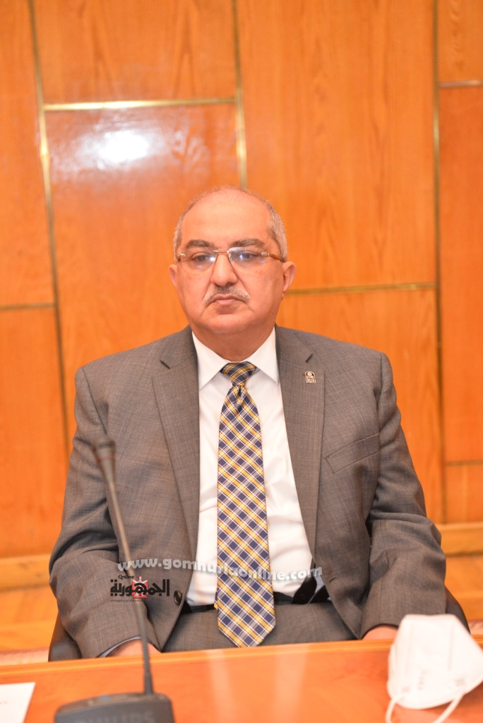 رئيس جامعة أسيوط يحذر الشباب من خطورة الانسياق وراء مستنقع شائعات السوشيال ميديا 