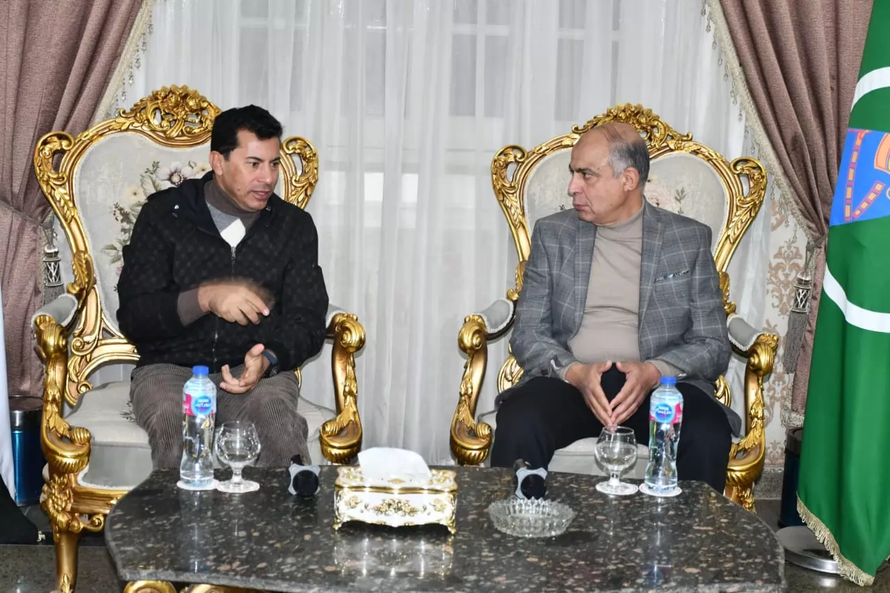 وزير الشباب يلتقي محافظ المنيا بديوان المحافظة 