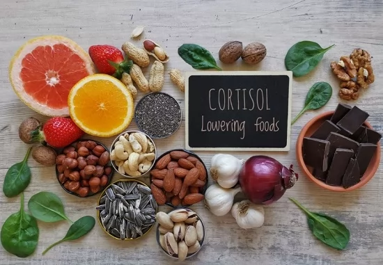 كيف يخفف النظام الغذائي من التوتر؟ أطعمة تنظم الكورتيزول وتدعم المزاج 