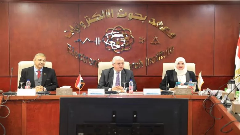 "عاشور" يترأس اجتماع مجلس إدارة معهد بحوث الإلكترونيات بتشكيله الجديد 