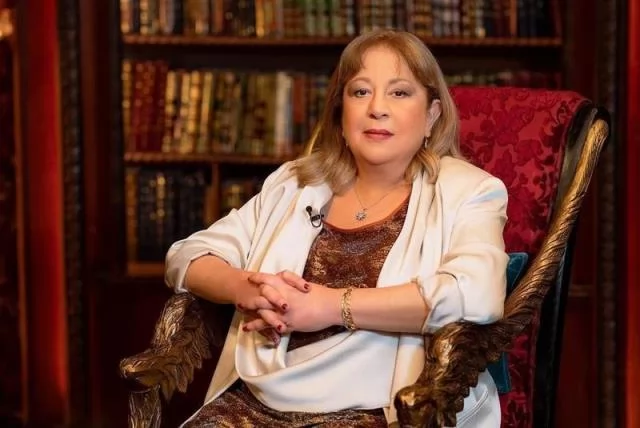 سمية الألفي نادمة لأنني لم أكن زوجة فاروق الفيشاوي عند وفاته..فيديو 