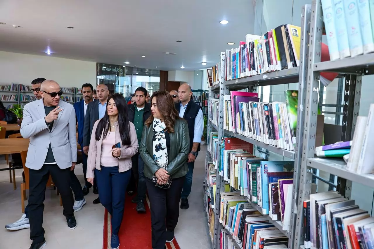 المشاط وعوض تتفقدان مكتبة مصر العامة في الأقصر (صور) 