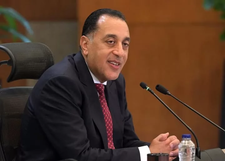 رئيس الوزراء يصل مطار القاهرة عائدا من العاصمة اللبنانية 