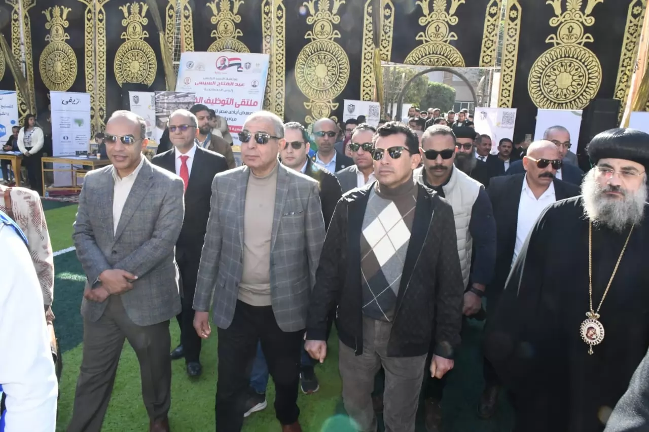 وزير الشباب ومحافظ المنيا يفتتحان ملتقى التوظيف بنادي الواي 