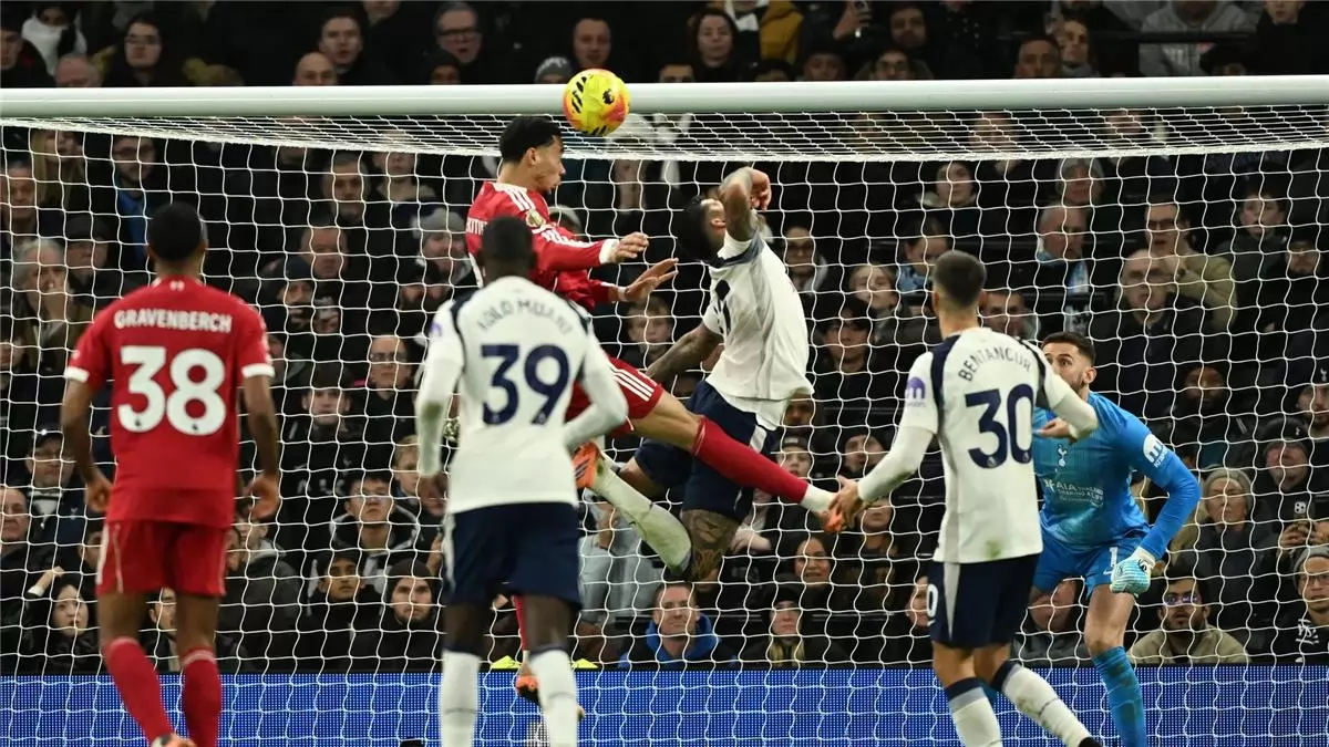 في غياب محمد صلاح .. ليفربول يتجاوز توتنهام "المنقوص" بثنائية 