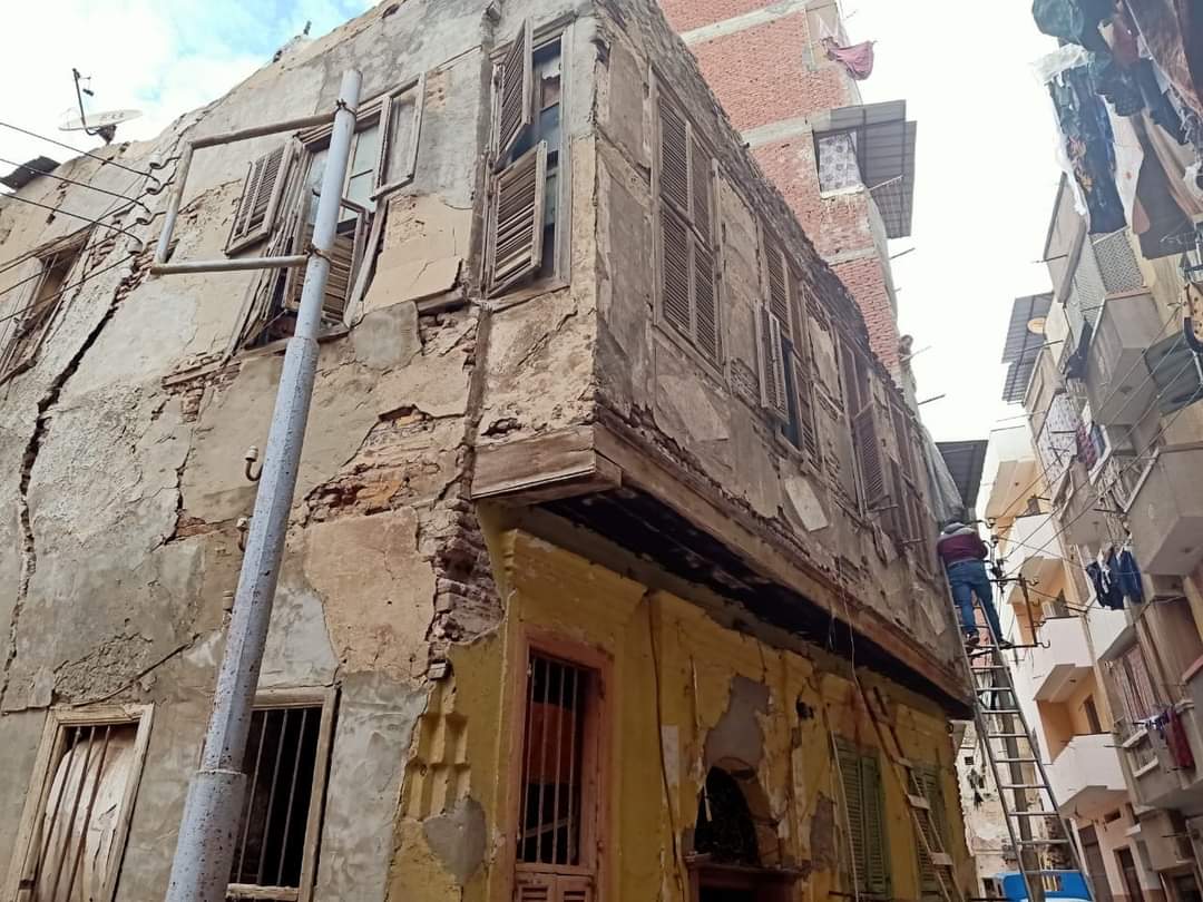 إزالة عقار قديم  بدمنهور لخطورتة على حياة المارة ..صور 