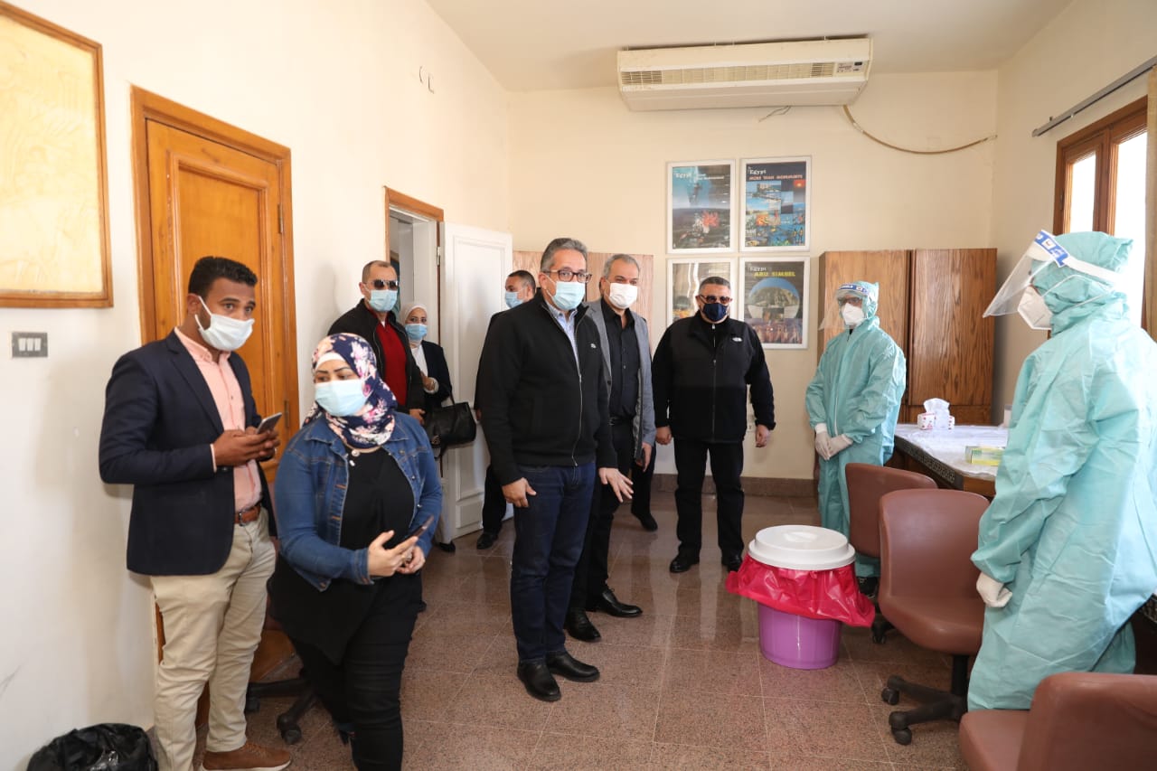 وزيرا السياحة والطيران يتفقدان موقع إجراء تحليل الـ PCR