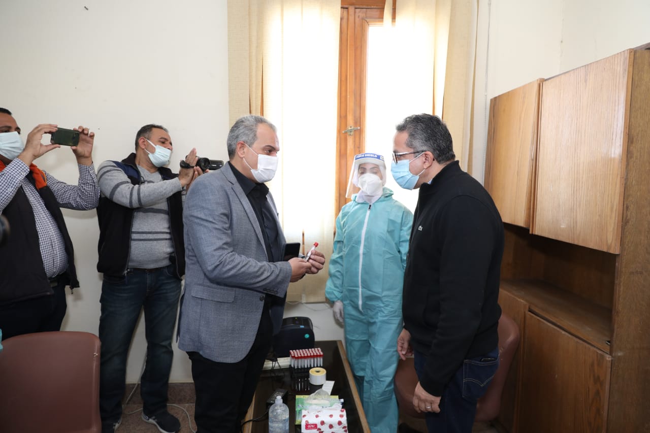 وزيرا السياحة والآثار والطيران المدني يتفقدان موقع إجراء تحليل الـ PCR
