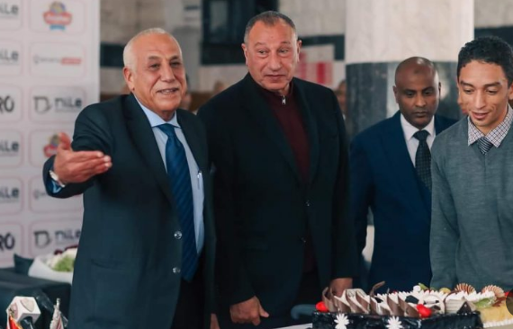 حسين لبيب يستقبل محمود الخطيب فى نادى الزمالك