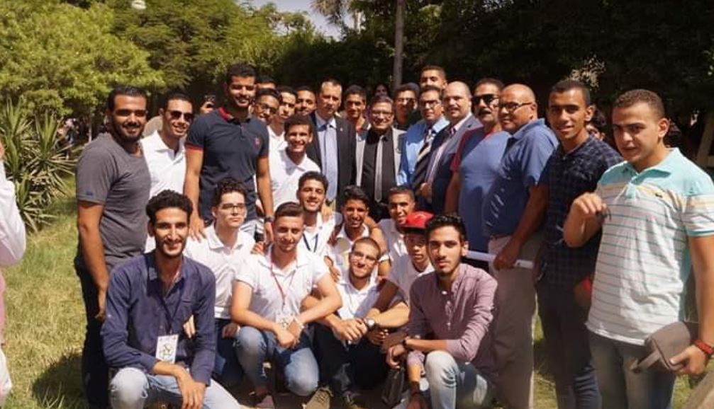 عميد آداب الزقازيق يوضح حقيقة وجود عربيتى فول وقصب داخل الحرم الجامعى