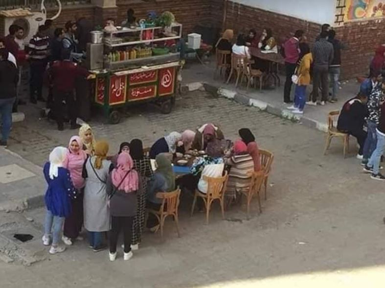 عميد آداب الزقازيق يوضح حقيقة وجود عربيتى فول وقصب داخل الحرم الجامعى