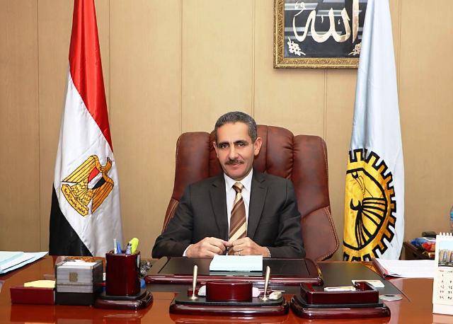 الباعة الجائلون ضربوا بقرار المحافظ عرض الحائط وأقاموا سوق الجمعة..بالفيديو