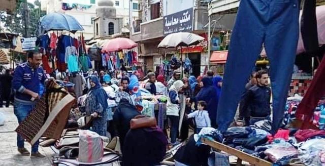 الباعة الجائلون ضربوا بقرار المحافظ عرض الحائط وأقاموا سوق الجمعة..بالفيديو
