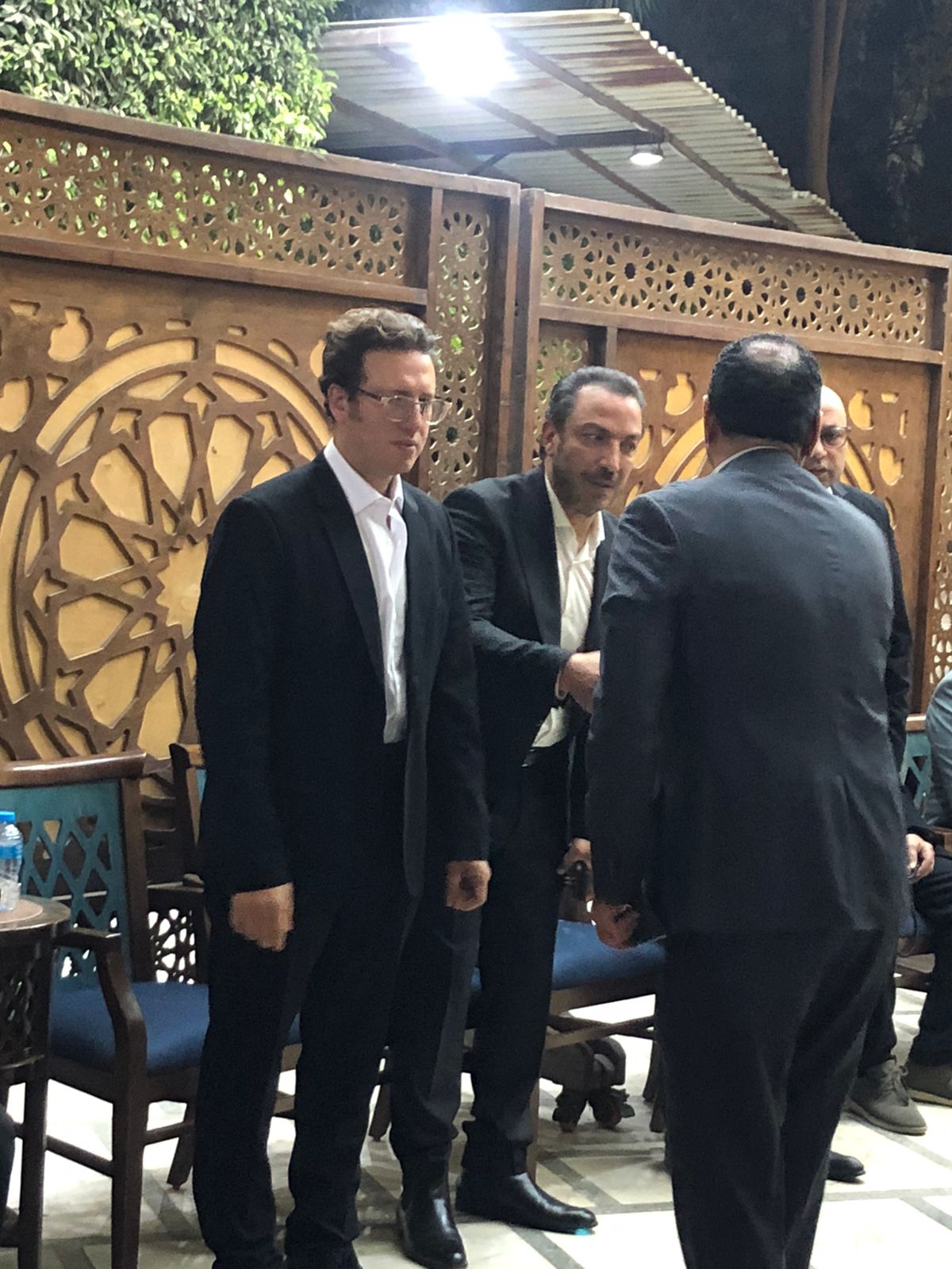 طارق لطفى يقدم واجب عزاء فى وفاة زوجة مجدى فكرى