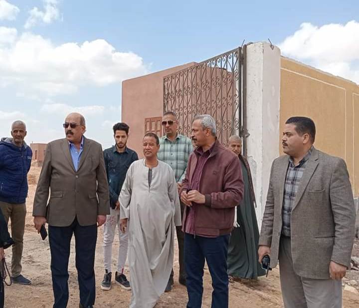 محافظ أسيوط يتفقد إنشاء سوق حضري بالكوم الأحمر بالبداري